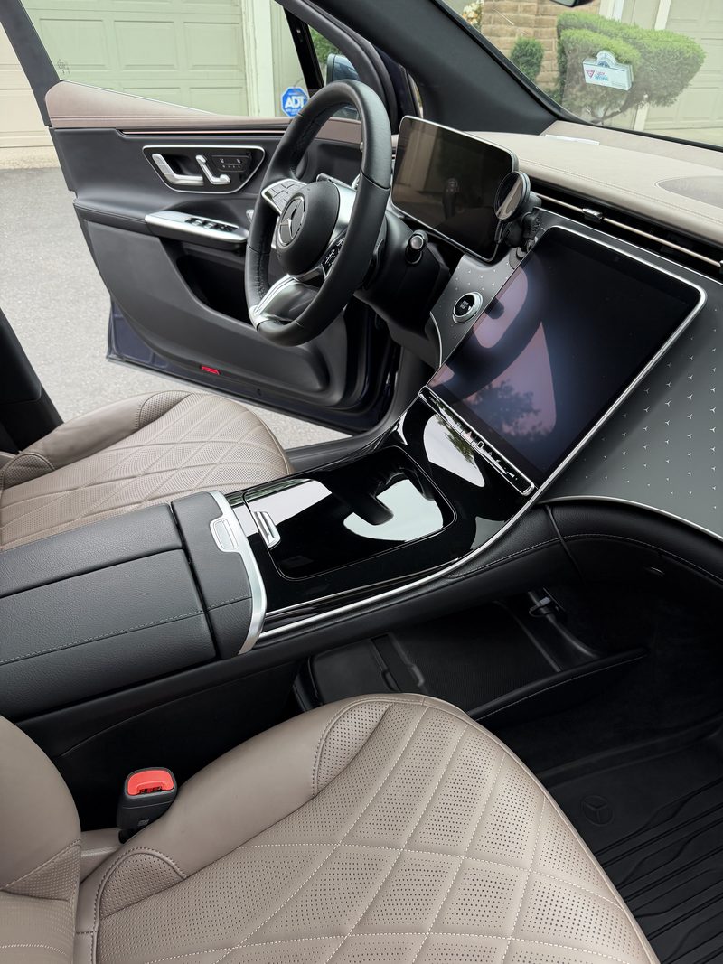 Driver's seat, steering wheel and console with conditioned beige leather
